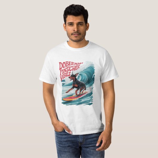 Wave Rider: Doberman Pinscher Hond surfen in stijl T-shirt (Voorkant volledig)