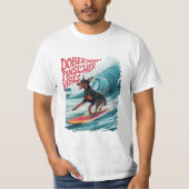 Wave Rider: Doberman Pinscher Hond surfen in stijl T-shirt (Voorkant)