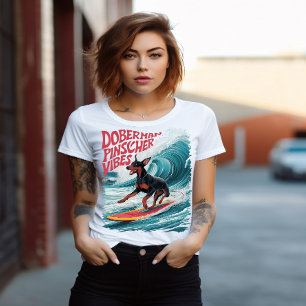 Wave Rider: Doberman Pinscher Hond surfen in stijl T-shirt