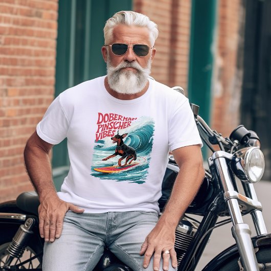 Wave Rider: Doberman Pinscher Hond surfen in stijl T-shirt