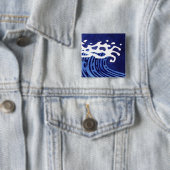 WAVES #1 VIERKANTE BUTTON 5,1 CM (In situ)