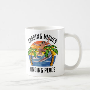 Waves achtervolgen en vrede vinden koffiemok