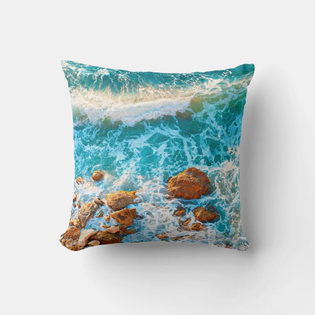 Waves on a rocky beach at sunset. Aerial viewbeach Kussen (Voorkant)
