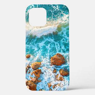 Waves op een rotzand bij zonsondergang. Luchtvaart iPhone 12 Hoesje