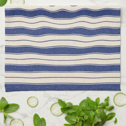 Wavy Blue en White Stripes Theedoek (Gevouwen)