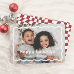 Wavy Border Moderne Retro Kerstfoto Feestdagenkaart<br><div class="desc">Deze vakantiepas is voorzien van uw favoriete foto omlijst door een gedurfde, golvende witte rand. prettige feestdagen "Ja" is geschreven in speelse typografie, met je familienaam hieronder in schattig schrift. De achterkant toont een leuk, retro golvend geruit patroon. Perfect voor het delen van vakantie juichen met vrienden en familie, deze...</div>