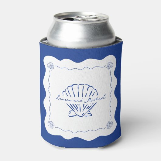 Wavy Coastal Moderne Minimalistische Marine Blauwe Blikjeskoeler (Blikje Voorkant)