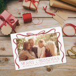 Wavy lint rood en wit kerstfoto feestdagenkaart<br><div class="desc">Hand getekend lint rond landschapsfoto</div>