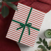 Wavy Modern minimaal rood en wit streeppatroon Cadeaupapier