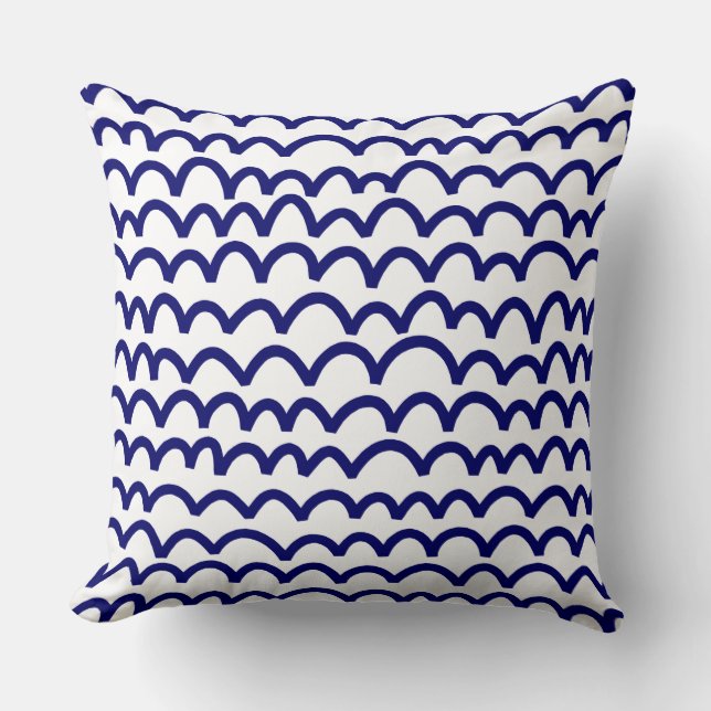 Wavy Pattern - Deep Navy Blue op White Kussen (Voorkant)