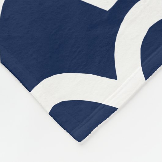 Wavy Pattern - White op Dark Blue Fleece Deken (Hoek)