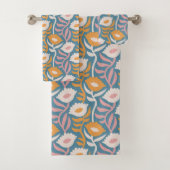  Wavy Retro Groovy Pastel Floral Pattern Bad Handdoek (Insitu)