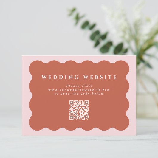 Wavy Terracotta & Blush Weddenschap Website QR Cod Informatiekaartje (Staand voorkant)