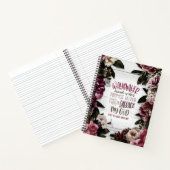 Waymaker met paarse bloemen op hout notitieboek (Binnen)