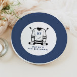 WAYNE Hockey Sport ThreatBoy Birthday Papieren Bordje<br><div class="desc">Dit verjaardagspapier bord is voorzien van hockey themasticks en jersey met een leuke blauw-witte kleurencombinatie. Combineer met alles in het WAYNE Collectie voor een samenhangende look.</div>