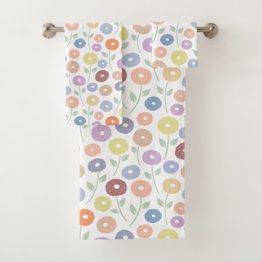Wazig bloempatroon pasteltinten op wit bad handdoek (Insitu)