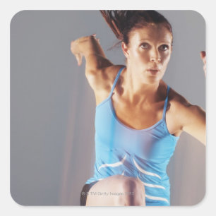 Wazig uitzicht van atleet die met stokje lopen vierkante sticker