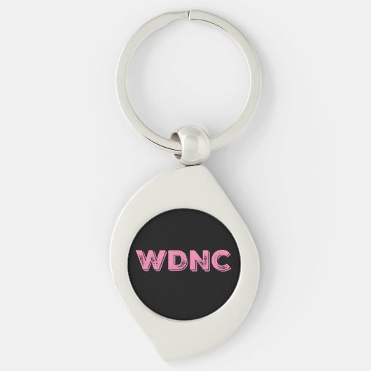 WDNC We doen niet schelen in Distressed Pink Sleutelhanger (Voorkant)
