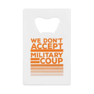 We accepteren geen militaire coup creditkaart flessenopener