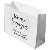 We are Engaged couple name date calligraphystylish Groot Cadeauzakje (Achterkant Gekanteld)