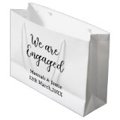 We are Engaged couple name date calligraphystylish Groot Cadeauzakje (Voorkant Gekanteld)