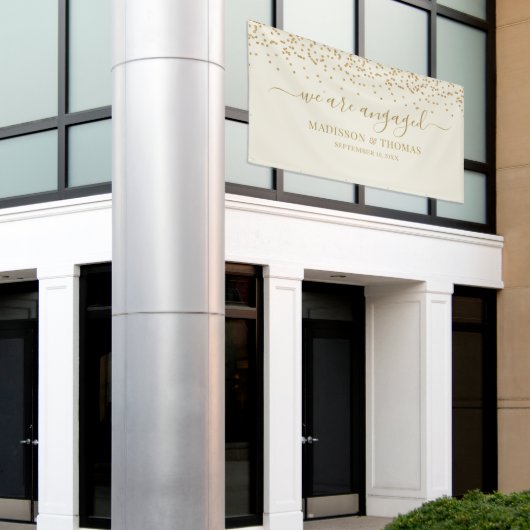 We are Engaged cream glitter gold backdrop Spandoek (Buitenkant Gebouw)