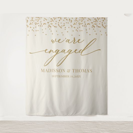 We are Engaged cream glitter gold backdrop Wandkleed (Voorkant)