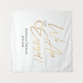 We Are Engaged! Gold Backdrop Wandkleed (Voorkant (horizontaal))