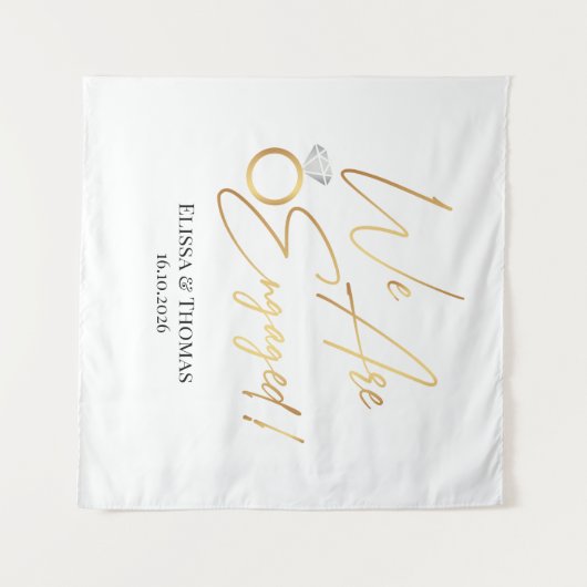 We Are Engaged! Gold Backdrop Wandkleed (Voorkant (horizontaal))