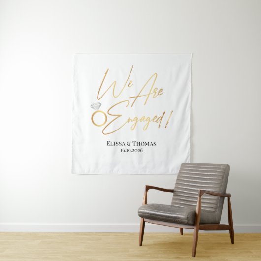 We Are Engaged! Gold Backdrop Wandkleed (In situ)