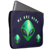 "We Are Here" Green Alien head Laptop Sleeve (Voorkant Rechts)