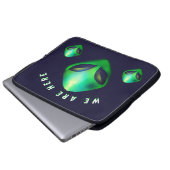 "We Are Here" Green Alien head Laptop Sleeve (Voorkant onderkant)