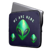 "We Are Here" Green Alien head Laptop Sleeve (Voorkant Links)