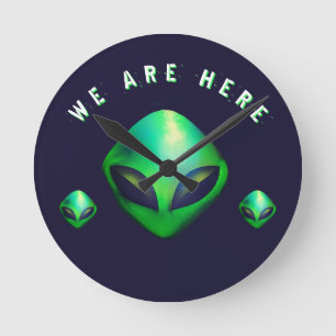 "We Are Here" groene alien hoofd Ronde Klok
