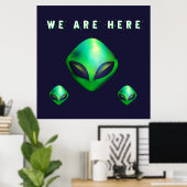 "We Are Here" groene buitenaardse kop Poster (Thuiskantoor)