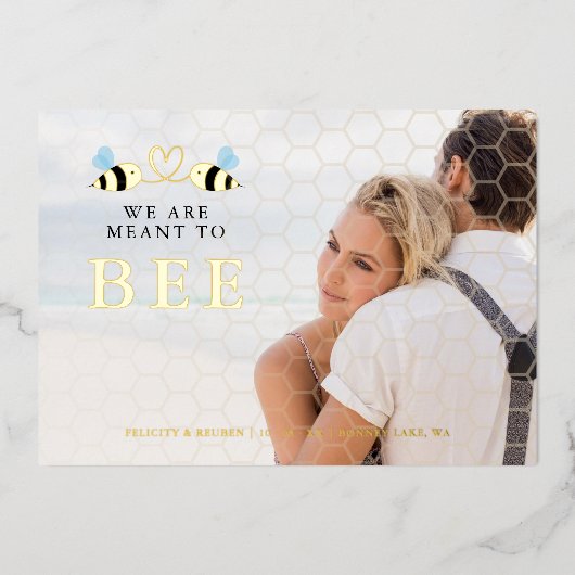 We Are Meant To Bee Quote Funny Two Bees Wedding Folie Uitnodiging (Voorkant)