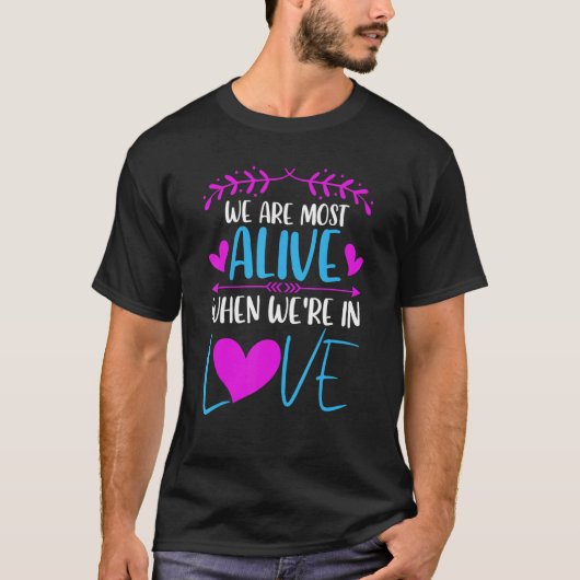 We are most alive when we're in love Love saying T-shirt (Voorkant)