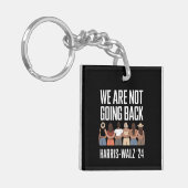 We Are Not Going Back Kamala Harris Waltz 24 Sleutelhanger (Voorkant Links)