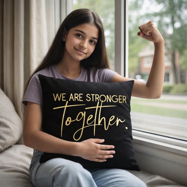 We Are Stronger Together Goud Typografie Zwart  Kussen (Creator heeft geüpload)