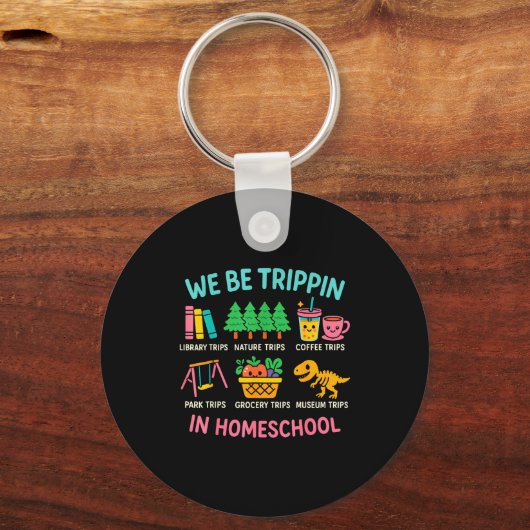 We Be Trin Traveling New Homeschooler Dad Mom Home Sleutelhanger (Voorkant)