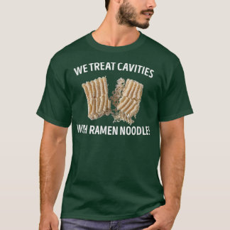 We behandelen holtes met ramen noedels Dentist gif T-shirt