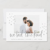 We bonden de knoop zilveren tekst bruiloft aankond kaart (Voorkant)