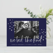 We bonden de knoop zilveren tekst bruiloft aankond kaart (Staand voorkant)
