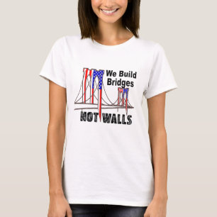 We bouwen bruggen zonder muren tegen Trump T-Shirt