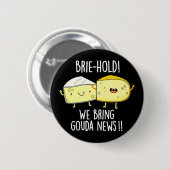 We brengen Gouda News Cheese Pun Dark BG Ronde Button 5,7 Cm (Voorkant /achterkant)