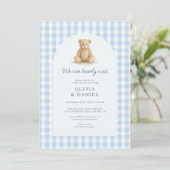 We Can Bearly Wait Blue Gingham Baby Shower Kaart (Staand voorkant)