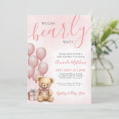 We Can Bearly Wait Girl Pink Bear Baby Shower Kaart (Staand voorkant)
