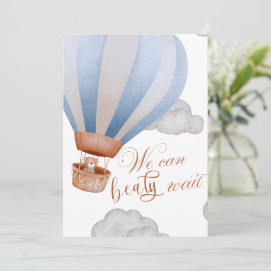 we can bearly wait Jongen baby shower Uitnodiging (Staand voorkant)