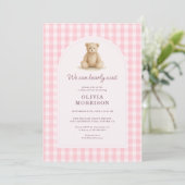 We Can Bearly Wait Roze Gingham Baby Shower Uitnod Kaart (Staand voorkant)