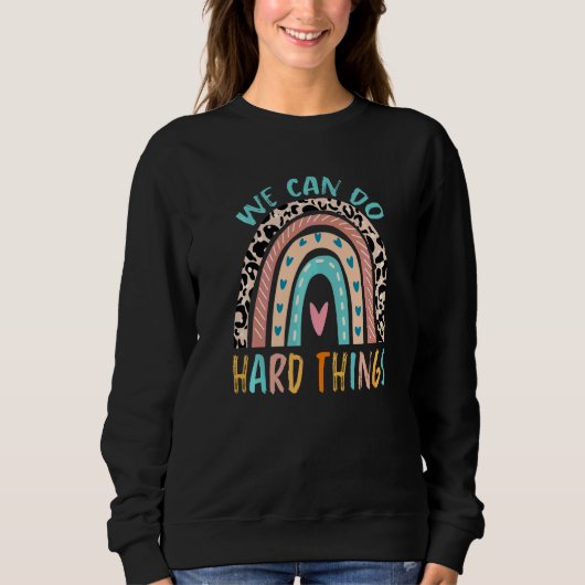 We Can Do Hard Things Docent Luipaard Regenboog Ru Trui (Voorkant)